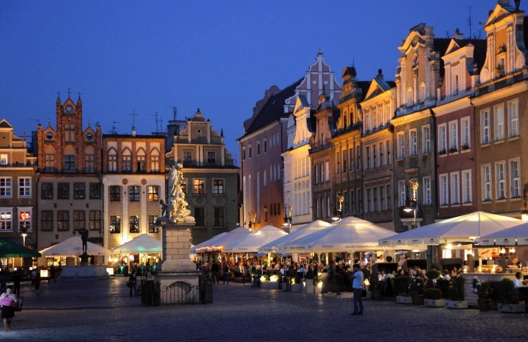 stare miasto w poznaniu nocą